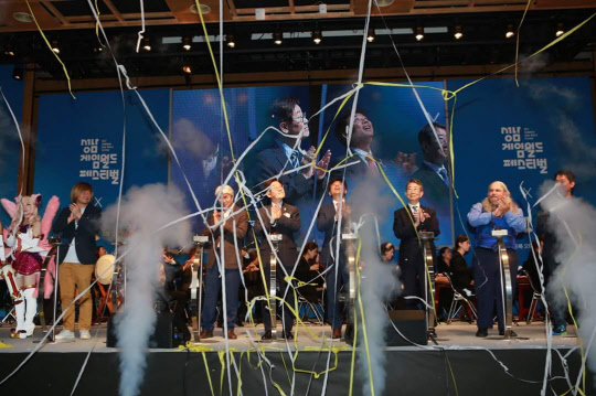 9월 1일 판교 게임의 거리에서 개최된 개막식에는 이재명 성남시장을 비롯해 김유석 성남시 의회 의장, 김병욱 국회의원 , 게임 기업 및 게임마니아 등 400여 명이 참석했다. 개막식 환영사에서 이재명 성남시장은 &quot;새 정부에서는 대한민국의 인적 자산을 활용한 게임산업이 미래 먹거리 산업으로 확고하게 인식될 것이며, 성남시가 게임산업과 4차 산업의 중심에 설 수 있도록 적극적인 투자를 아끼지 않을 것&quot;이라고 밝혔다. 성남산업진흥재단 제공